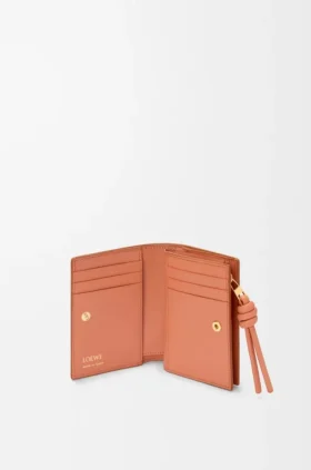 Kompaktes Portemonnaie mit Knot-Motiv aus glänzendem Nappa-Kalbsleder