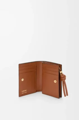 Kompaktes Portemonnaie mit Knot-Motiv aus glänzendem Nappa-Kalbsleder