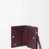 Kompaktes Portemonnaie mit Knot-Motiv aus glänzendem Nappa-Kalbsleder Kompaktes Portemonnaie mit Knot-Motiv aus glänzendem Nappa-Kalbsleder