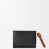 Kompaktes Portemonnaie mit Knot-Motiv aus glänzendem Nappa-Kalbsleder Kompaktes Portemonnaie mit Knot-Motiv aus glänzendem Nappa-Kalbsleder