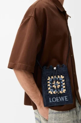 Kordelzugtasche aus klassischem Kalbsleder und Raffia Kordelzugtasche aus klassischem Kalbsleder und Raffia