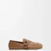 Loafer mit Toggle-Verschluss aus glänzendem, glattem Kalbsleder Loafer mit Toggle-Verschluss aus glänzendem, glattem Kalbsleder