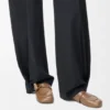 Loafer mit Toggle-Verschluss aus glänzendem, glattem Kalbsleder Loafer mit Toggle-Verschluss aus glänzendem, glattem Kalbsleder