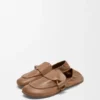 Loafer mit Toggle-Verschluss aus glänzendem, glattem Kalbsleder Loafer mit Toggle-Verschluss aus glänzendem, glattem Kalbsleder