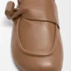 Loafer mit Toggle-Verschluss aus glänzendem, glattem Kalbsleder Loafer mit Toggle-Verschluss aus glänzendem, glattem Kalbsleder