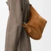 «Loop Bucket» aus Kalbsveloursleder «Loop Bucket» aus Kalbsveloursleder