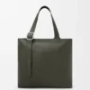 Loop Zipped Tote aus geschmeidigem genarbtem Kalbsleder Loop Zipped Tote aus geschmeidigem genarbtem Kalbsleder
