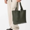 Loop Zipped Tote aus geschmeidigem genarbtem Kalbsleder Loop Zipped Tote aus geschmeidigem genarbtem Kalbsleder