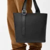 Loop Zipped Tote aus geschmeidigem genarbtem Kalbsleder Loop Zipped Tote aus geschmeidigem genarbtem Kalbsleder