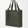 Loop Zipped Tote aus geschmeidigem genarbtem Kalbsleder Loop Zipped Tote aus geschmeidigem genarbtem Kalbsleder