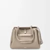 Madrid-Tasche in mittlerer Grösse aus geschmeidigem genarbtem Kalbsleder Madrid-Tasche in mittlerer Grösse aus geschmeidigem genarbtem Kalbsleder