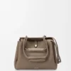 Madrid-Tasche in mittlerer Grösse aus geschmeidigem genarbtem Kalbsleder Madrid-Tasche in mittlerer Grösse aus geschmeidigem genarbtem Kalbsleder