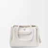 Madrid-Tasche in mittlerer Grösse aus geschmeidigem genarbtem Kalbsleder Madrid-Tasche in mittlerer Grösse aus geschmeidigem genarbtem Kalbsleder