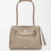 Madrid-Tasche in mittlerer Grösse aus geschmeidigem genarbtem Kalbsleder Madrid-Tasche in mittlerer Grösse aus geschmeidigem genarbtem Kalbsleder