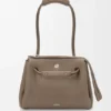 Madrid-Tasche in mittlerer Grösse aus geschmeidigem genarbtem Kalbsleder Madrid-Tasche in mittlerer Grösse aus geschmeidigem genarbtem Kalbsleder