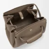 Madrid-Tasche in mittlerer Grösse aus geschmeidigem genarbtem Kalbsleder Madrid-Tasche in mittlerer Grösse aus geschmeidigem genarbtem Kalbsleder