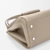 Madrid-Tasche in mittlerer Grösse aus geschmeidigem genarbtem Kalbsleder Madrid-Tasche in mittlerer Grösse aus geschmeidigem genarbtem Kalbsleder