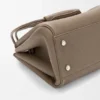 Madrid-Tasche in mittlerer Grösse aus geschmeidigem genarbtem Kalbsleder Madrid-Tasche in mittlerer Grösse aus geschmeidigem genarbtem Kalbsleder