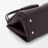 Madrid-Tasche in mittlerer Grösse aus geschmeidigem genarbtem Kalbsleder Madrid-Tasche in mittlerer Grösse aus geschmeidigem genarbtem Kalbsleder