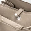 Madrid-Tasche in mittlerer Grösse aus geschmeidigem genarbtem Kalbsleder Madrid-Tasche in mittlerer Grösse aus geschmeidigem genarbtem Kalbsleder