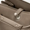Madrid-Tasche in mittlerer Grösse aus geschmeidigem genarbtem Kalbsleder Madrid-Tasche in mittlerer Grösse aus geschmeidigem genarbtem Kalbsleder