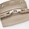 Madrid-Tasche in mittlerer Grösse aus geschmeidigem genarbtem Kalbsleder Madrid-Tasche in mittlerer Grösse aus geschmeidigem genarbtem Kalbsleder