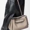 Madrid-Tasche in mittlerer Grösse aus geschmeidigem genarbtem Kalbsleder Madrid-Tasche in mittlerer Grösse aus geschmeidigem genarbtem Kalbsleder