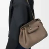 Madrid-Tasche in mittlerer Grösse aus geschmeidigem genarbtem Kalbsleder Madrid-Tasche in mittlerer Grösse aus geschmeidigem genarbtem Kalbsleder