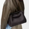 Madrid-Tasche in mittlerer Grösse aus geschmeidigem genarbtem Kalbsleder Madrid-Tasche in mittlerer Grösse aus geschmeidigem genarbtem Kalbsleder