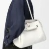Madrid-Tasche in mittlerer Grösse aus geschmeidigem genarbtem Kalbsleder Madrid-Tasche in mittlerer Grösse aus geschmeidigem genarbtem Kalbsleder