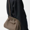 Madrid-Tasche in mittlerer Grösse aus geschmeidigem genarbtem Kalbsleder Madrid-Tasche in mittlerer Grösse aus geschmeidigem genarbtem Kalbsleder