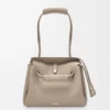 Madrid-Tasche in mittlerer Grösse aus geschmeidigem genarbtem Kalbsleder Madrid-Tasche in mittlerer Grösse aus geschmeidigem genarbtem Kalbsleder
