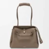 Madrid-Tasche in mittlerer Grösse aus geschmeidigem genarbtem Kalbsleder Madrid-Tasche in mittlerer Grösse aus geschmeidigem genarbtem Kalbsleder