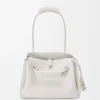 Madrid-Tasche in mittlerer Grösse aus geschmeidigem genarbtem Kalbsleder Madrid-Tasche in mittlerer Grösse aus geschmeidigem genarbtem Kalbsleder