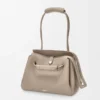 Madrid-Tasche in mittlerer Grösse aus geschmeidigem genarbtem Kalbsleder Madrid-Tasche in mittlerer Grösse aus geschmeidigem genarbtem Kalbsleder