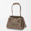 Madrid-Tasche in mittlerer Grösse aus geschmeidigem genarbtem Kalbsleder Madrid-Tasche in mittlerer Grösse aus geschmeidigem genarbtem Kalbsleder