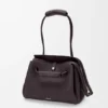 Madrid-Tasche in mittlerer Grösse aus geschmeidigem genarbtem Kalbsleder Madrid-Tasche in mittlerer Grösse aus geschmeidigem genarbtem Kalbsleder