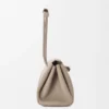Madrid-Tasche in mittlerer Grösse aus geschmeidigem genarbtem Kalbsleder Madrid-Tasche in mittlerer Grösse aus geschmeidigem genarbtem Kalbsleder