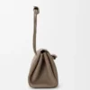 Madrid-Tasche in mittlerer Grösse aus geschmeidigem genarbtem Kalbsleder Madrid-Tasche in mittlerer Grösse aus geschmeidigem genarbtem Kalbsleder