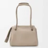 Madrid-Tasche in mittlerer Grösse aus geschmeidigem genarbtem Kalbsleder Madrid-Tasche in mittlerer Grösse aus geschmeidigem genarbtem Kalbsleder