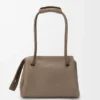 Madrid-Tasche in mittlerer Grösse aus geschmeidigem genarbtem Kalbsleder Madrid-Tasche in mittlerer Grösse aus geschmeidigem genarbtem Kalbsleder