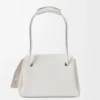 Madrid-Tasche in mittlerer Grösse aus geschmeidigem genarbtem Kalbsleder Madrid-Tasche in mittlerer Grösse aus geschmeidigem genarbtem Kalbsleder