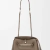 Madrid-Tasche in mittlerer Grösse aus geschmeidigem genarbtem Kalbsleder Madrid-Tasche in mittlerer Grösse aus geschmeidigem genarbtem Kalbsleder