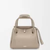 Madrid-Tasche in mittlerer Grösse aus geschmeidigem genarbtem Kalbsleder Madrid-Tasche in mittlerer Grösse aus geschmeidigem genarbtem Kalbsleder