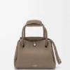Madrid-Tasche in mittlerer Grösse aus geschmeidigem genarbtem Kalbsleder Madrid-Tasche in mittlerer Grösse aus geschmeidigem genarbtem Kalbsleder