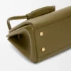 Madrid-Tasche in mittlerer Grösse aus geschmeidigem Kalbsleder Madrid-Tasche in mittlerer Grösse aus geschmeidigem Kalbsleder