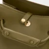 Madrid-Tasche in mittlerer Grösse aus geschmeidigem Kalbsleder Madrid-Tasche in mittlerer Grösse aus geschmeidigem Kalbsleder