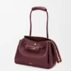 Madrid-Tasche in mittlerer Grösse aus geschmeidigem Kalbsleder Madrid-Tasche in mittlerer Grösse aus geschmeidigem Kalbsleder