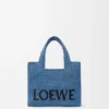 Mini-Font Tote mit loewe-Schriftzug aus Raffia