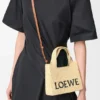 Mini-Font Tote mit loewe-Schriftzug aus Raffia